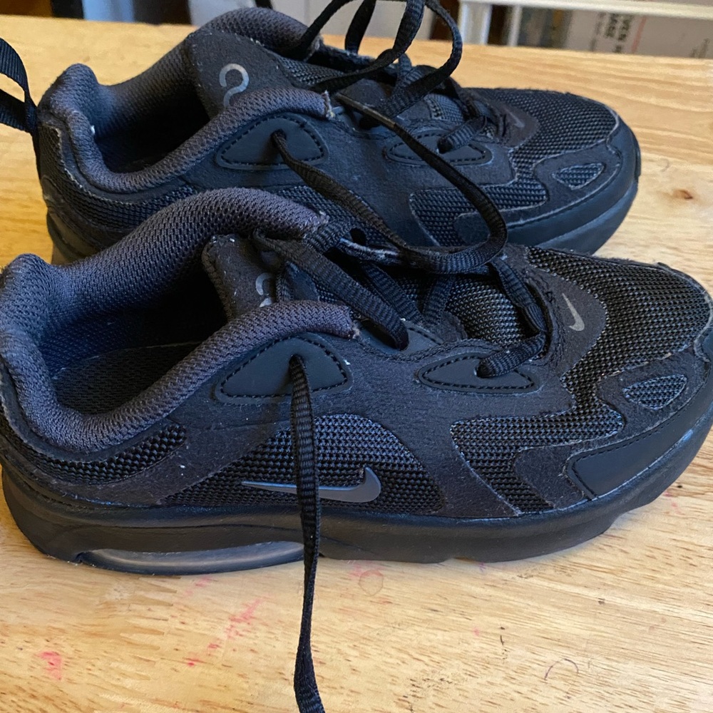 All black air max200